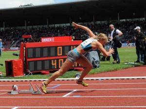 Ab geht die Post: Die Neu-Anspacherin Annika Lena Lietz, die das Trikot des MTV Kronberg trägt, sprintet über 400 Meter Hürden zum A-Jugend-Hessentitel. Foto: kie